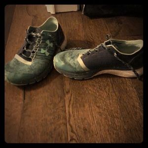 Turquoise women’s under armour tennis shoes.